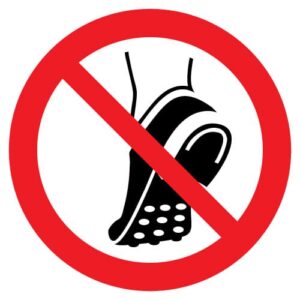 Geen schoenen met metalen noppen dragen